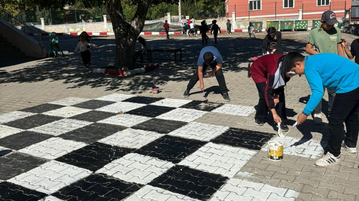 Okul bahçesinde renklendirme çalışmaları 